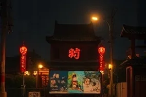 旧钟楼手记封面，斑驳砖墙上的一面挂钟